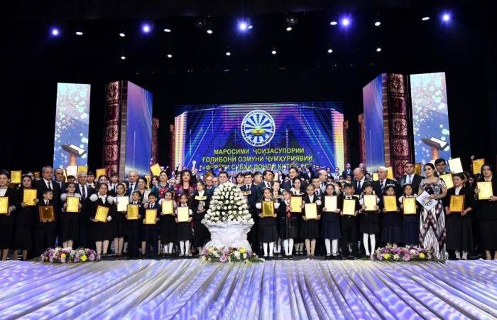 Иштироки Раиси Кумитаи забон ва истилоҳоти назди Ҳукумати Ҷумҳурии Тоҷикистон Сахидод Раҳматуллозода дар маросими ҷоизасупорӣ ба ғолибони Озмуни ҷумҳуриявии «Фурӯғи субҳи доноӣ китоб аст» image 5