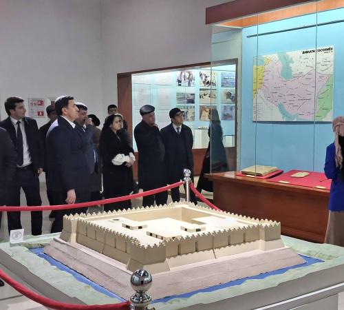 КОРМАНДОНИ КУМИТАИ ЗАБОН ВА ИСТИЛОҲОТ БА ТАМОШОИ ОСОРХОНАИ МИЛЛӢ РАФТАНД image 4